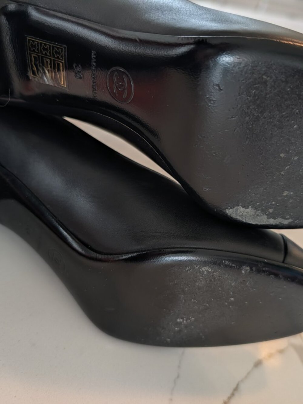 Chanel 2010 Black Lambskin Chain Logo Pumps EU 39 like new! - Picture 6 of 7